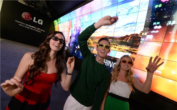 LG전자가 7일(현지시간) 미국 라스베이거스에서 열리는 세계최대 가전전시회 '2014 CES'에서 부스 입구에 3D 비디오월을 설치해 이목을 집중시키고 있다.  (사진 = LG전자)