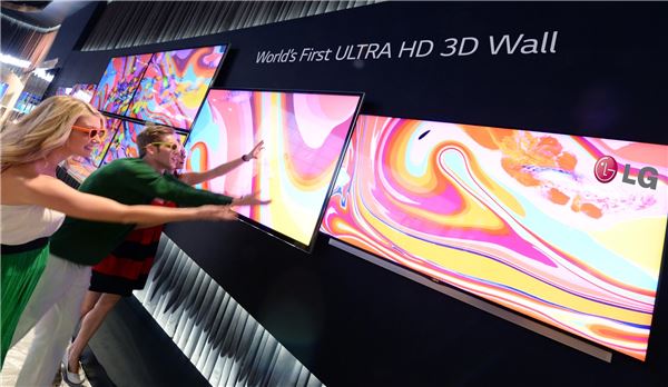 LG전자가 7일(현지시간)부터 미국 라스베이거스에서 열리는 세계최대 가전전시회 '2014 CES' 전시장내에 세계 최초로 울트라HD 3D영상을 상영하고 있다.