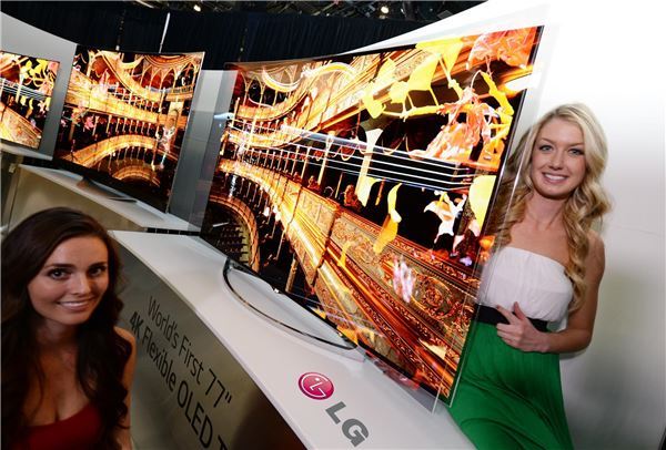 LG전자가 美 라스베이거스에서 열리는 '2014 CES'에서 세계 최초 '가변형 올레드 TV'를 공개했다. '2014 CES' 현장의 LG전자 가변형 TV앞에서 모델이 포즈를 취하고 있다.  사진제공=LG전자