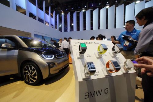갤럭시기어로 BMW 전기차 컨트롤 기사의 사진