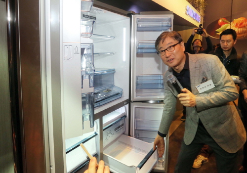 윤부근 삼성전자 CE(소비자가전)부문 대표가 미국 라스베이거스 아리아호텔 컨벤션 센터에서 열린 ‘쉐프 컬렉션’ 발표현장서 쉐프 컬렉션 냉장고를 설명하고 있다. 사진=삼성전자 제공