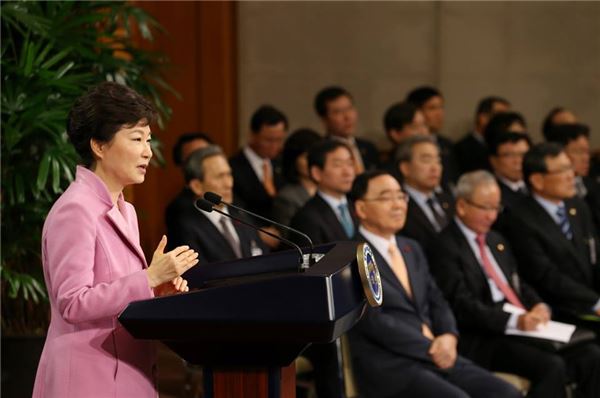박근혜 대통령이 지난 6일 청와대 춘추관에서 신년 기자회견을 갖고 있다.  사진=청와대 제공
