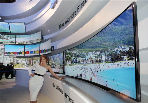 7일(현지시간) 미국 라스베이거스 컨벤션 센터에서 개막한 세계 최대 가전전시회 'CES2014'에서 삼성전자 모델이 커브드 UHD TV 모뉴먼트를 소개하고 있다. 제공=삼성전자