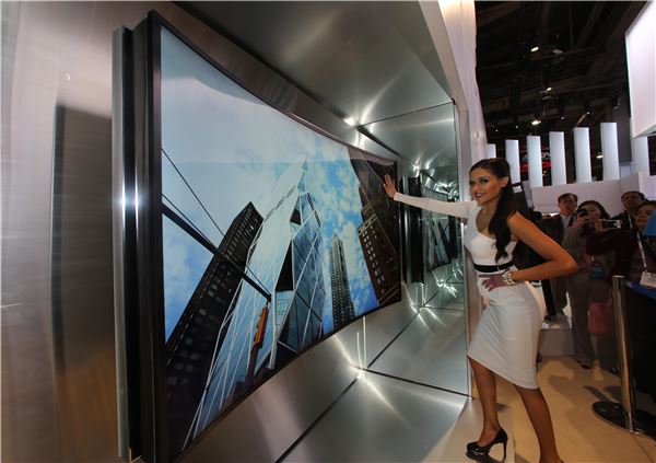 7일(현지시간) 미국 라스베이거스 컨벤션 센터에서 개막한 세계 최대 가전전시회 'CES2014'에서<br />
삼성전자 모델이 '85형 벤더블 UHD TV'를 소개하고 있다. 제공=삼성전자