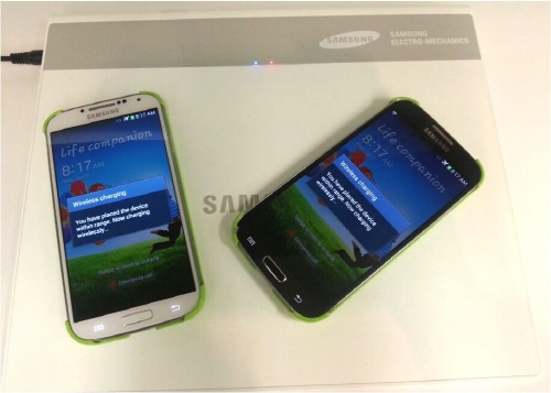 삼성전기 무선충전 패드 위에서 2대의 스마트폰이 아무렇게나 놓여 있는 상황에서 동시에 충전되고 있다. 사진=삼성전기 제공