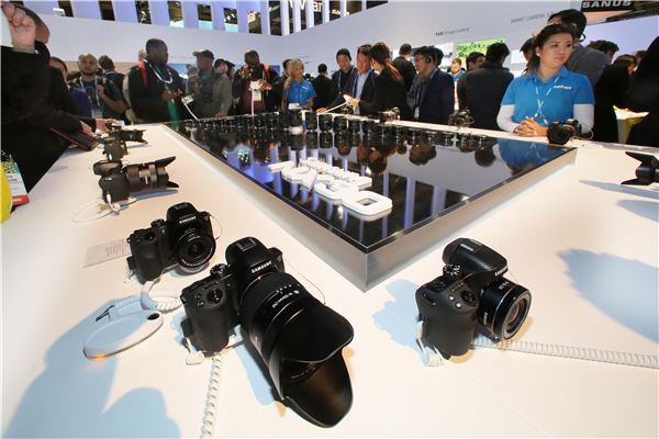 삼성 ‘NX30’ 카메라를 선 보여 기사의 사진