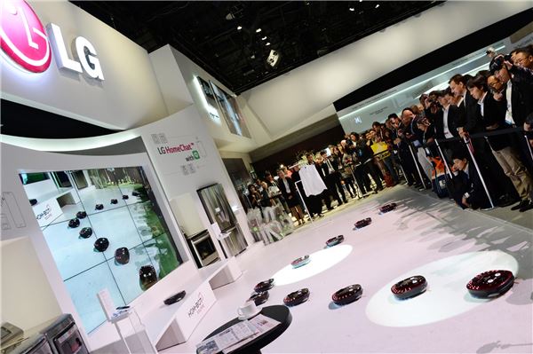 LG ‘로봇 청소기’ 선보여 기사의 사진