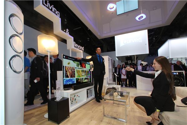 7일(현지시간) 미국 라스베이거스 컨벤션 센터에서 개막한 세계 최대 가전전시회 CES2014에서 삼성전자 직원이 '삼성 스마트 홈'에 대해 설명하고 있다.