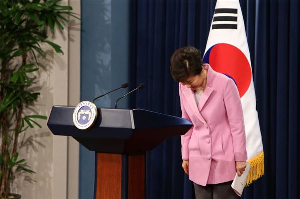 지난 6일 신년 기자회견에 앞서 박근혜 대통령이 인사를 하고 있다. 사진=청와대 제공