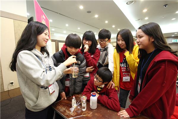 9일 대전 유성구에 위치한 레전드 호텔에서 개최된 LG화학의 '젊은 꿈을 키우는 화학캠프'에 참가한 학생들이고흡수성수지를 이용한 전해질 라이트볼 만들기 실험을 하고 있다. (사진 = LG화학)