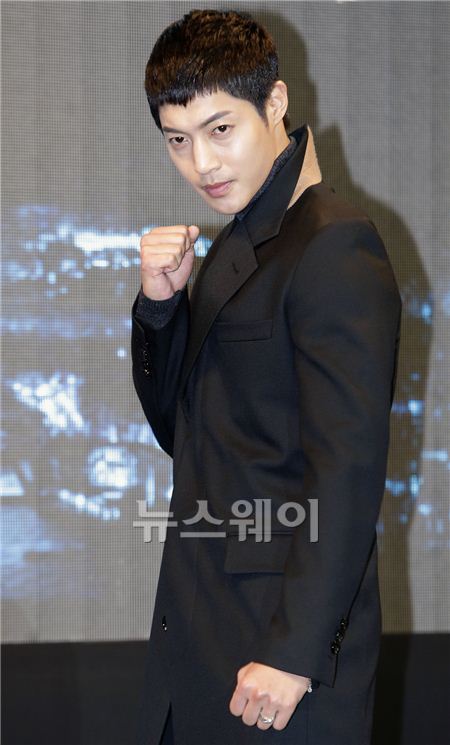 9일 오후 서울 논현동 임피리얼팰리스호텔 두베홀에서 KBS 2TV 수목 특별기획드라마 '감격시대:투신의 탄생'의 제작발표회가 열렸다. 김현중이 싸움꾼의 포즈를 취하고 있다. 김동민 기자 life@newsway.co.kr