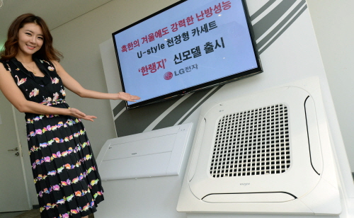 LG전자 모델이 서울 여의도 LG트윈타워에서 간결한 디자인과 강력한 냉난방 성능을 겸비한 천장형 시스템에어컨(모델명 : T-W0720P2H ) 제품을 소개하고있다. 사진=LG전자