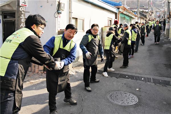 삼양그룹 임직원들이 11일 서울 노원구 상계동에서 ‘사랑의 연탄배달’ 봉사활동을 펼치고 있다.