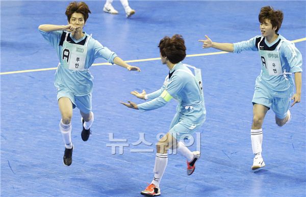 13일 오전 서울 송파구 잠실학생체육관에서 2014 MBC 설특집 ‘아이돌스타 양궁·육상·풋살·컬링 선수권대회(이하 아육대)’가 열렸다. 엑소의 루한(좌)이 골을 넣은 후 포즈를 취하고 있다. 김동민 기자 life@newsway.co.kr