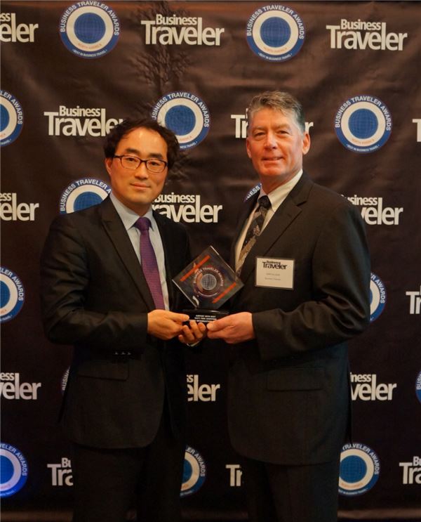 인천국제공항이 14일(한국시간) 미국 LA에서 개최된 Business Traveler誌 US 주관의 the 25th Business Traveler Awards 2013 에서 4년 연속으로 세계 최고 공항면세점상(Airport with Best Duty Free Shopping)을 수상했다. 이날 제리 앨리슨(Jerry Allison, Group Publisher)편집장으로부터 상패를 전달받은 인천국제공항공사 컨세션사업처 김홍수 차장이 기념촬영을 하고 있다(사진=에어스타 애비뉴)