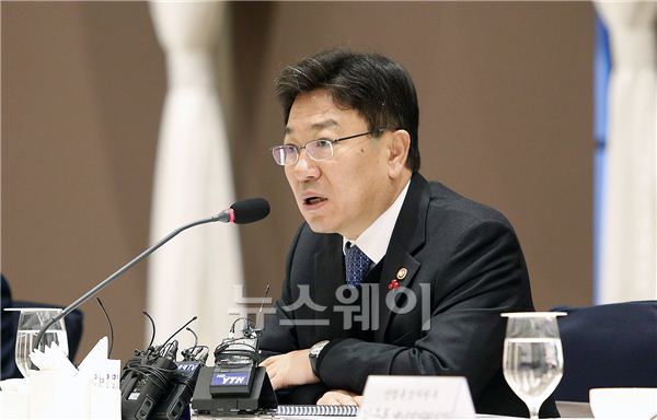 장관들 청와대 충성경쟁 “볼썽 사납다” 기사의 사진