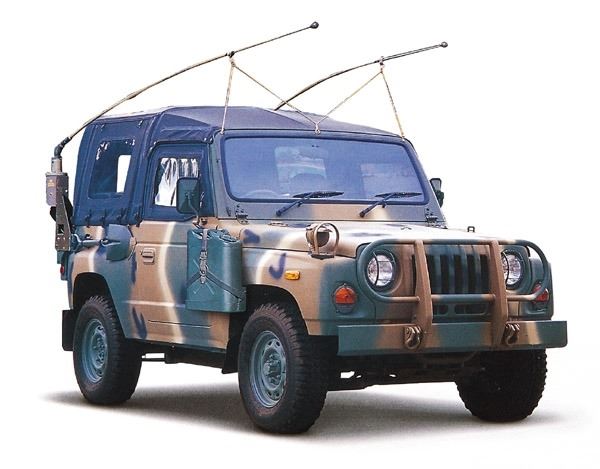 '록스타'의 후속 모델로 탄생한 '레토나' 역시 군용차 기반 위에서 탄생했다. 6인승 야전 지휘관용 자동차 K-131(사진)이 레토나의 뼈대다.