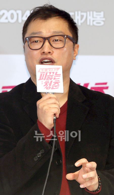 영화 ‘피끓는 청춘(감독 이연우)’의 언론시사회가 15일 오후 서울  자양동 롯데시네마 건대점에서 열렸다. 이연우 감독이 취재진의 질문에 답하고 있다. 김동민 기자 life@newsway.co.kr