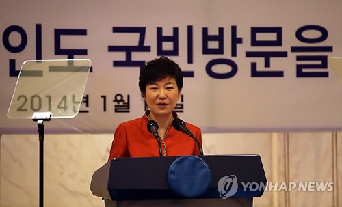 인도를 국빈방문중인 박근혜 대통령이 15일 오후(현지시간) 뉴델리 시내 한 호텔에서 열린 교포들과의 간담회에서 인사말을 하고 있다. 사진=연합뉴스 제공