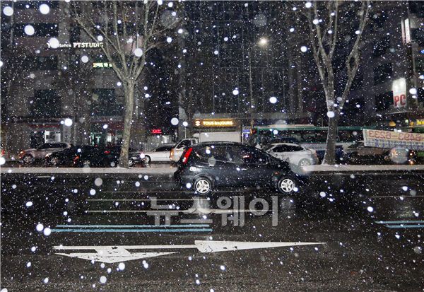 서울, 경기, 강원영서 일부 지역에 대설특보가 내려진 가운데 절기상 대한(大寒)인 20일 오전 출근길 교통 혼잡이 예상된다. 한 차량이 20일 오전 서울시 중앙동 눈이 오는 도로를 지나가고 있다. 김동민 기자 life@newsway.co.kr