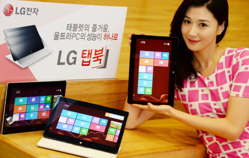 LG전자 모델이 태블릿과 울트라북의 장점만을 채택한 ‘14년형 탭북’을 소개하고 있다. 사진=LG전자 제공