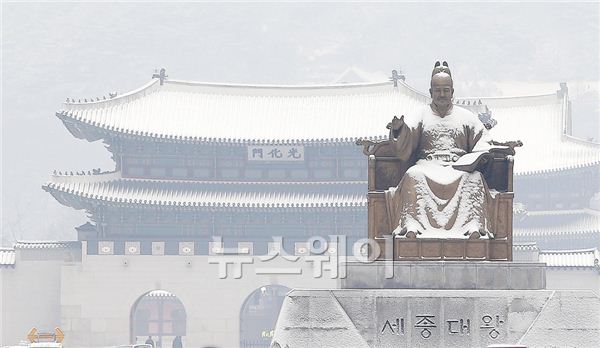 20일 오전 서울 광화문 광장에 위치한 세종대왕 동상에 눈이 쌓여 있다. 김동민 기자 life@newsway.co.kr