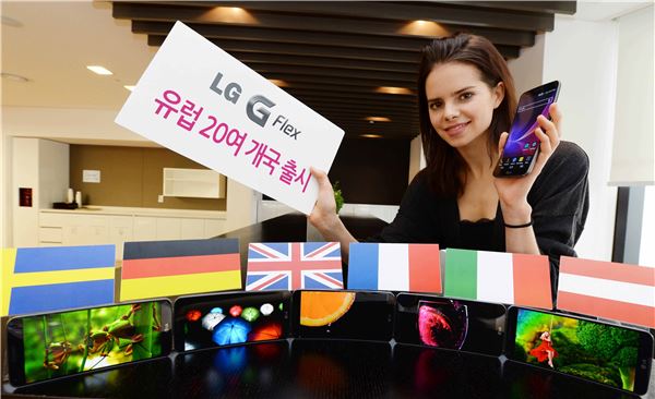 LG전자가 진정한 커브드 스마트폰 ‘LG G 플렉스’를 유럽 20여 개국에서 판매하기로 했다. 영국, 독일, 프랑스, 이태리, 스웨덴, 오스트리아 등 유럽 주요 국가 출시는 내달로 예정돼 있다. (사진 = LG전자)