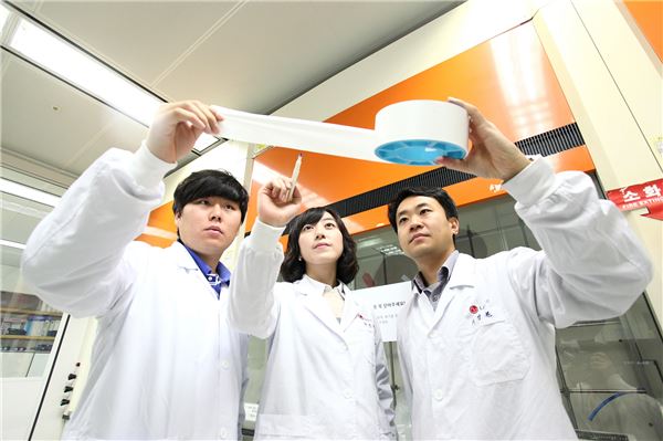 대전 소재 LG화학 기술연구원에서 연구원들이  SRS®(배터리 안전성강화분리막)을 살펴보고 있는 모습. (사진 = LG화학)