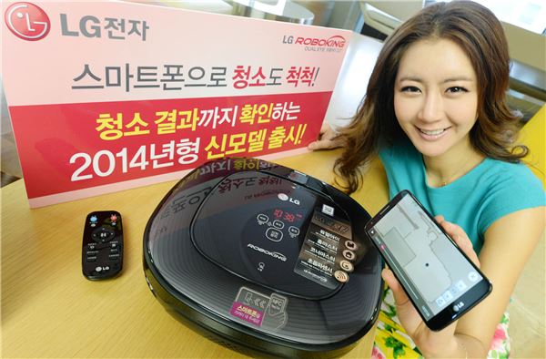 LG전자 모델이 22일 서울 여의도 트윈빌딩에서 로봇청소기 신제품 '로보킹'을 소개하고 있다. 사진=LG전자 제공