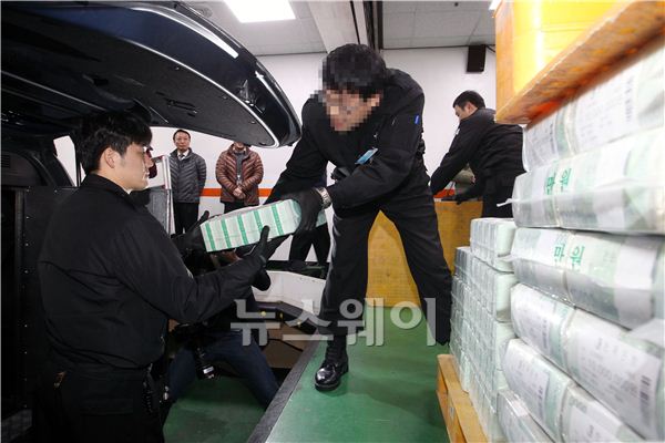 한국은행은 23일 오전 10시 30분부터 서울시 남대문로 소재 한은 본관에서 설자금 방출작업을 진행했다. 직원이 설 자금을 옮기고 있다. 김동민 기자 life@newsway.co.kr