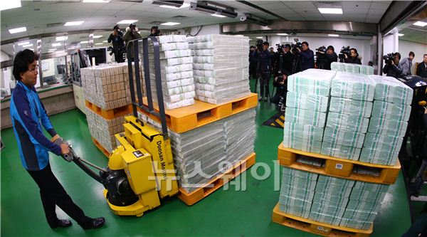 한국은행은 23일 오전 10시 30분부터 서울시 남대문로 소재 한은 본관에서 설자금 방출작업을 진행했다. 직원이 설 자금을 방출하고 있다. 김동민 기자 life@newsway.co.kr