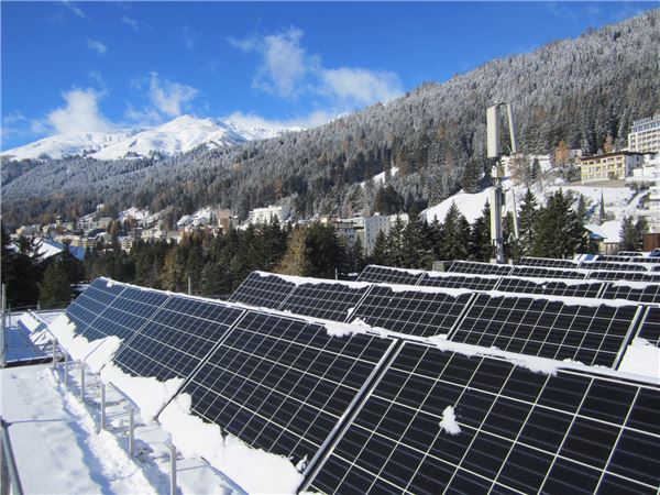 다보스 콩그레스센터 지붕에 설치된 태양광 모듈. (사진 = 한화그룹)