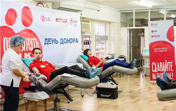 LG전자가 지난22일 소치에서 대규모 헌혈 캠페인을 진행했다고 26일 밝혔다. 사진은 소치헌혈센터에서 헌혈에 동참하고 있는 직원들. 사진=LG전자