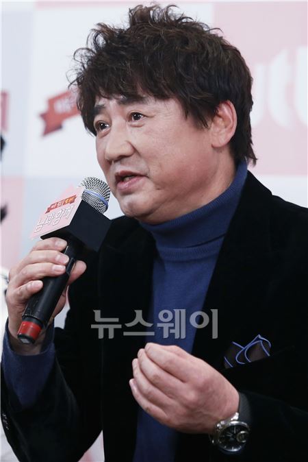 배우 이영하가 27일 오후 서울 중구 순화동 호암아트홀에서 열린 JTBC 새 예능프로그램 ‘님과함께(연출 성치경)’ 제작발표회에 참석해 취재진의 질문에 응답하고 있다. 이선우 기자 Sunday@newsway.co.kr