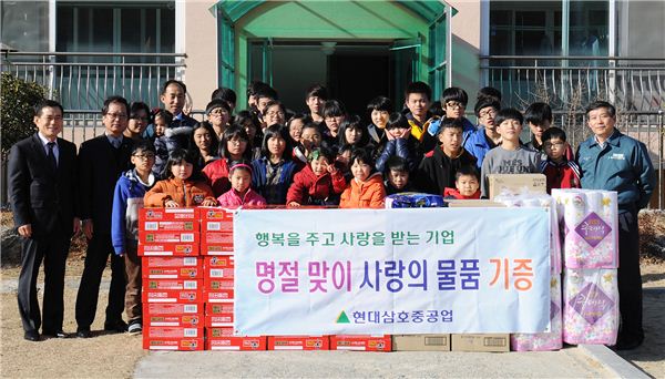 현대삼호중공업 하경진대표가 지난 27일 오후 초, 중, 고, 대학생 50여명이 함께 생활하고 있는 영암영애원을 찾아 선물을 전달했다. 사진=현대삼호중공업 제공