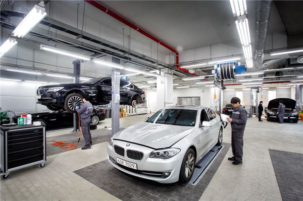 BMW 코리아의 공식 딜러 한독모터스가 28일 서울 서초동 효령로에 서초 중앙 서비스센터를 개설했다. 사진은 서초 중앙 서비스센터 내에서 정비가 이뤄지고 있는 모습. 사진=BMW 코리아 제공