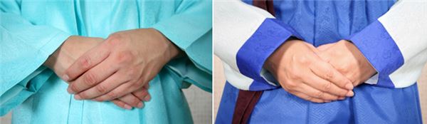 설날 세배를 할 때 남자(왼쪽)는 왼손이 위로 오도록 포개고 여자(오른쪽)는 오른손이 위로 오도록 포갠 뒤에 예를 표한다. 사진=네이버 상식백과 제공