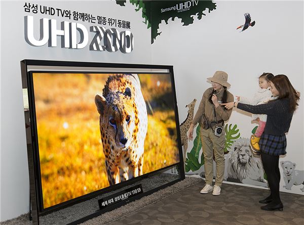 삼성전자가 UHD ZOO 멸종위기동물展 TV앱을 출시했다고 29일 밝혔다. 사진은 부산 신세계백화점 센텀시티점에서 열리는 '삼성 UHD TV와 함께 하는 멸종위기동물展'을 방문한 관람객이  세계 최대 110형 UHD TV 화면을 통해 동물을 살펴보고 있다. 사진=삼성전자제공