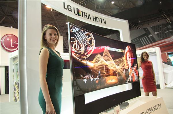LG전자가 이달 4일(현지시간)부터 3일간 네덜란드 암스테르담에서 열리는 상업용 디스플레이 전시회 ‘ISE’에 참가한다고 3일 밝혔다. 사진은 'ISE 2014'에 전시장에 전시된 LG전자 105형 21:9 곡면 울트라HD TV. 사진=LG전자제공