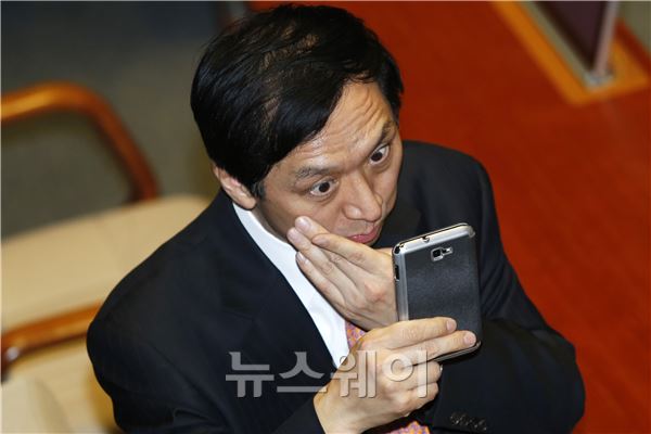 김기현 새누리당 정책위의장이 3일 오후 개원한 2월 임시국회 본회의에 참석해 휴대폰으로 자신의 얼굴을 확인하고 있다. 이선우 기자 sunday@newsway.co.kr