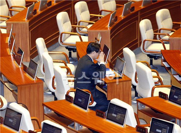 조해진 의원이 4일 오전 국회 본회의가 열리기 전 자리에 앉아 생각에 잠겨 있다. 김동민 기자 life@newsway.co.kr