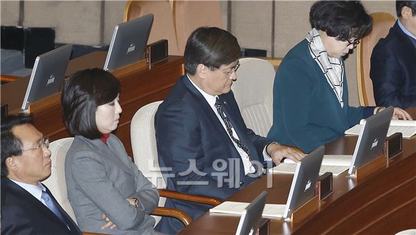 4일 오전 국회 본회의에 참석한 장관들이 황우여 새누리당 대표의 교섭단체 대표 연설을 경청하고 있다.왼쪽부터 방하남 고용노동부 장관, 조윤선 여성가족부 장관,서승환 국토교통부 장관, 윤진숙 해양수산부 장관. 이날 황 대표는 국가 정책의 중장기적 수립과 실천을 위한 초당적인 '국가미래전략기구' 신설을 제안했다. 김동민 기자 life@newsway.co.kr