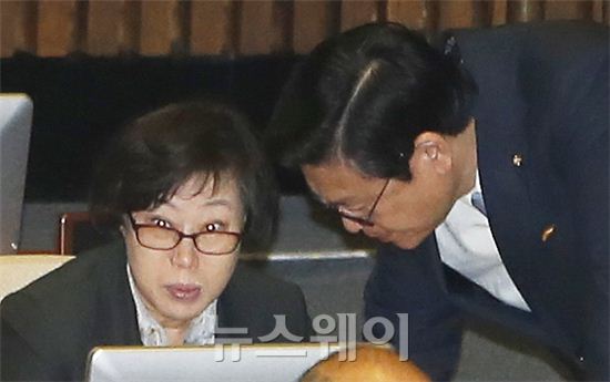 윤진숙 해양수산부 장관(왼쪽)과 정우택 의원이 5일 오전 국회 본회의에서 모니터를 바라보며 대화를 나누고 있다. 김동민 기자 life@newsway.co.kr