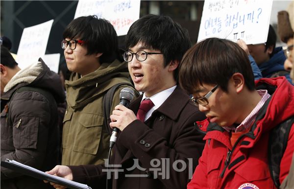 새 학기를 앞두고 고려대, 중앙대, 동국대 대학생 및 대학원생 등이 6일 오후 서울 광화문 광장에서 ‘안녕하지 못한 대학생들, 광화문 광장에 모여 대학 문제를 말하다’ 기자회견을 갖고 있다. 이선우 기자 Sunday@newsway.co.kr