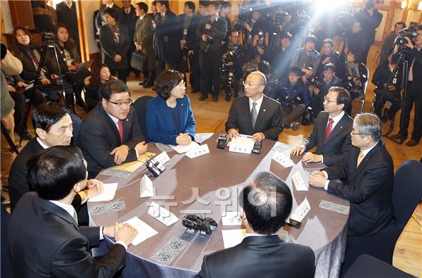 기초연금 여야정협의체. 문형표 보건복지부 장관과 국회 보건복지위 여야 간사를 비롯한 의원들의 모습이 보인다. 사진=김동민 기자 life@