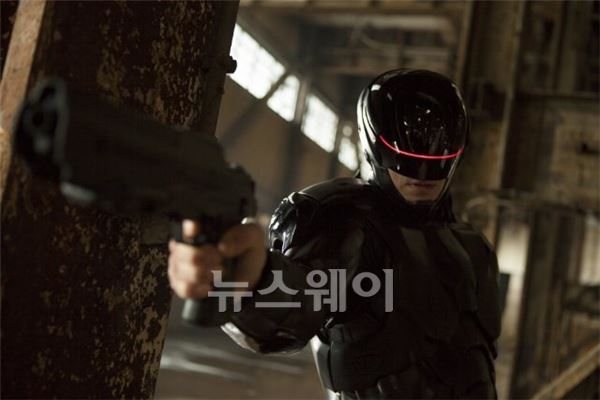  27년만에 부활한 ‘로보캅’, 핵심은 ‘가족愛’ 기사의 사진