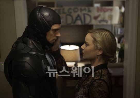  27년만에 부활한 ‘로보캅’, 핵심은 ‘가족愛’ 기사의 사진