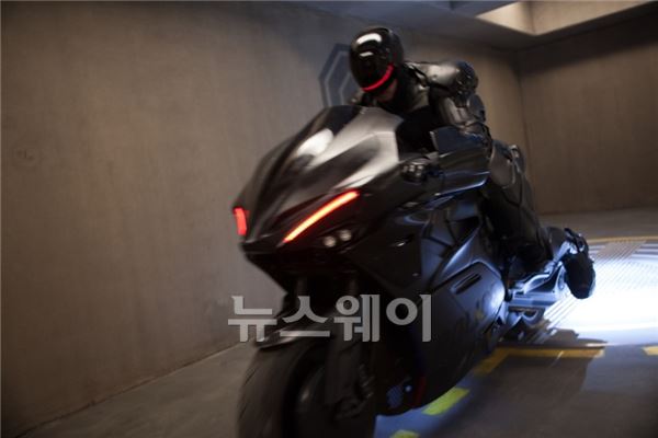  27년만에 부활한 ‘로보캅’, 핵심은 ‘가족愛’ 기사의 사진
