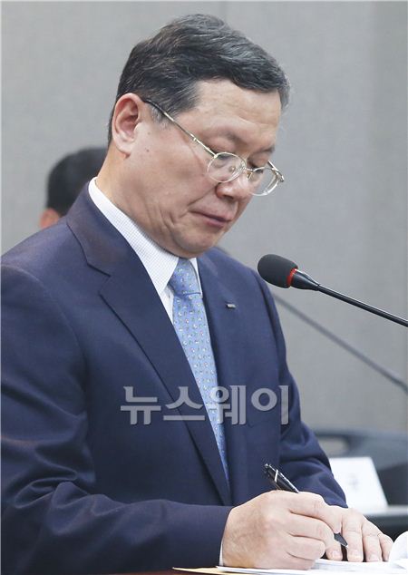 7일 오후 서울 중구 롯데카드 본사에서 국회 정무위원회 소속 위원들이 카드사 정보 유출과 관련한 국정조사 현장조사 착수에 들어갔다.  박상훈 롯데카드 대표이사는 이날  현장조사가 진행되는 시간동안 지속적으로 고개를 숙인채 의원들의 질문을 메모했다. 김동민 기자 life@newsway.co.kr