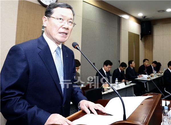 7일 오후 서울 중구 롯데카드 본사에서 국회 정무위원회 소속 위원들이 카드사 정보 유출과 관련한 국정조사 현장조사 착수에 들어갔다. 박상훈 롯데카드 대표이사가 개인정보 대량유출 관련 실태조사 및 재발방지를 위한 국정조사 현장검증에 출석해 경과보고를 하고 있다. 김동민 기자 life@newsway.co.kr